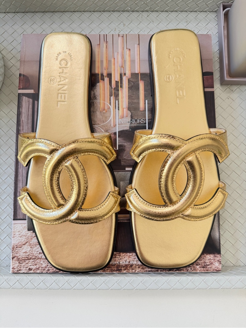 Chanel SS 26 Blazy Gold Crackled Leather CC Logo Slides Flat Mules Sandals 41 - Picture 14 of 17